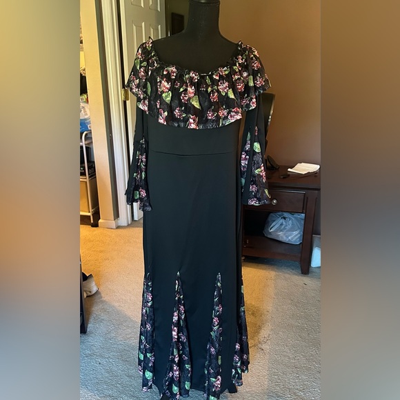 Gorgeous off the shoulder dress with floral panels. Like new. Never worn. 2XL - Picture 1 of 4